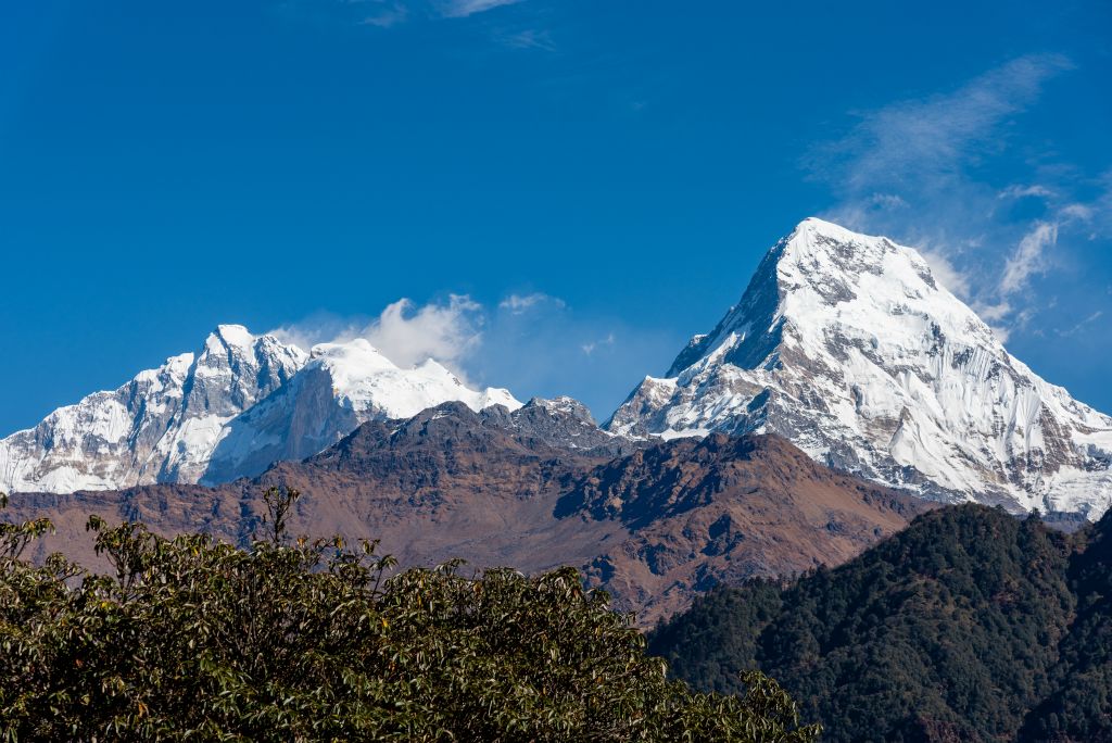 En se tournant un peu vers l'est : le Bharha Chuli (dit les 12 pics ) et l'Annapurna Sud